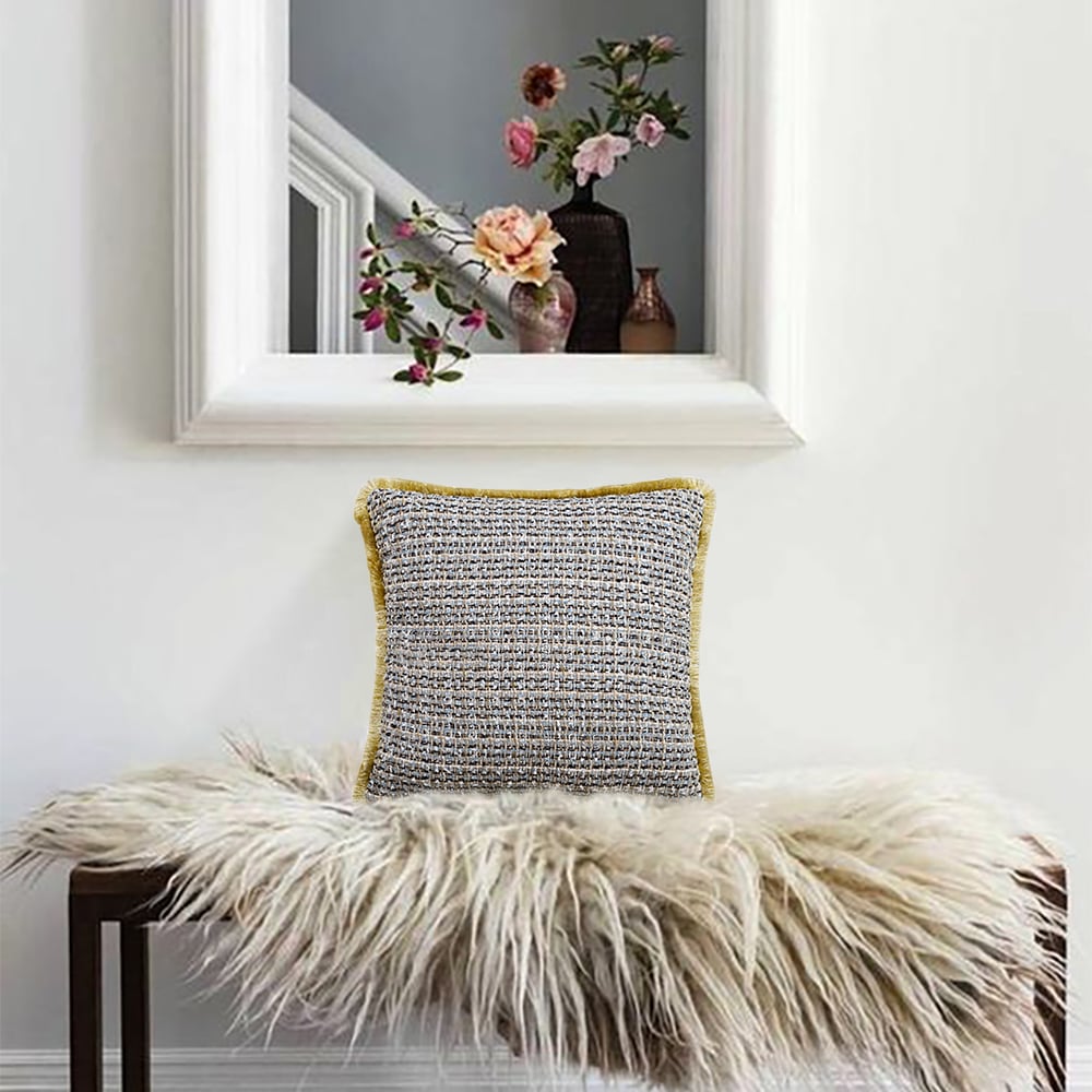 Housse de coussin en soie tissée moderne à pompons dorés de 18 po x 18 po image de fenêtre