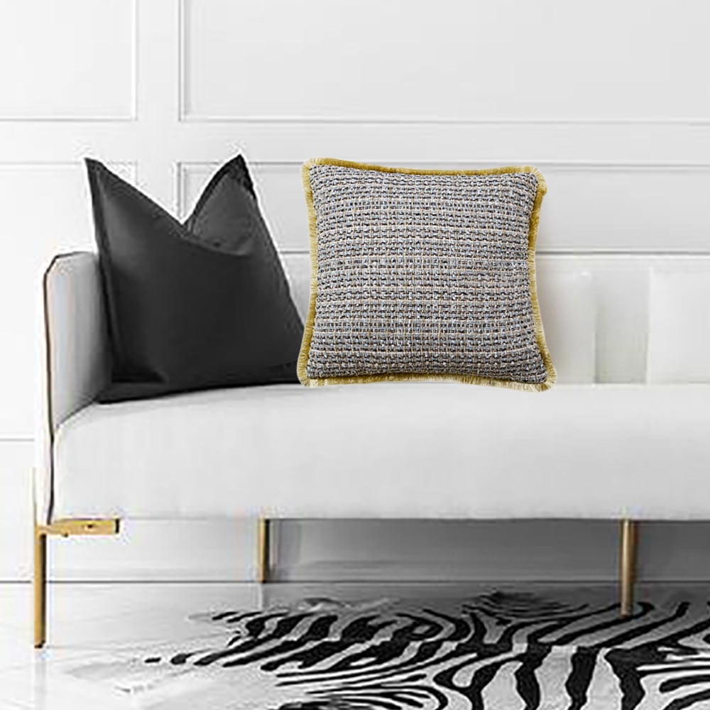 Housse de coussin en soie tissée moderne à pompons dorés de 18 po x 18 po image de fenêtre