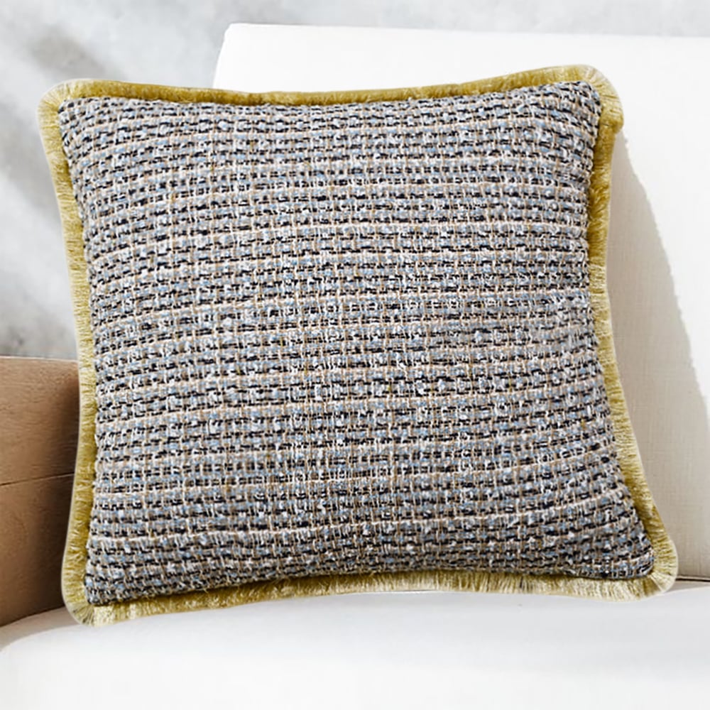 Housse de coussin en soie tissée moderne à pompons dorés de 18 po x 18 po image de fenêtre