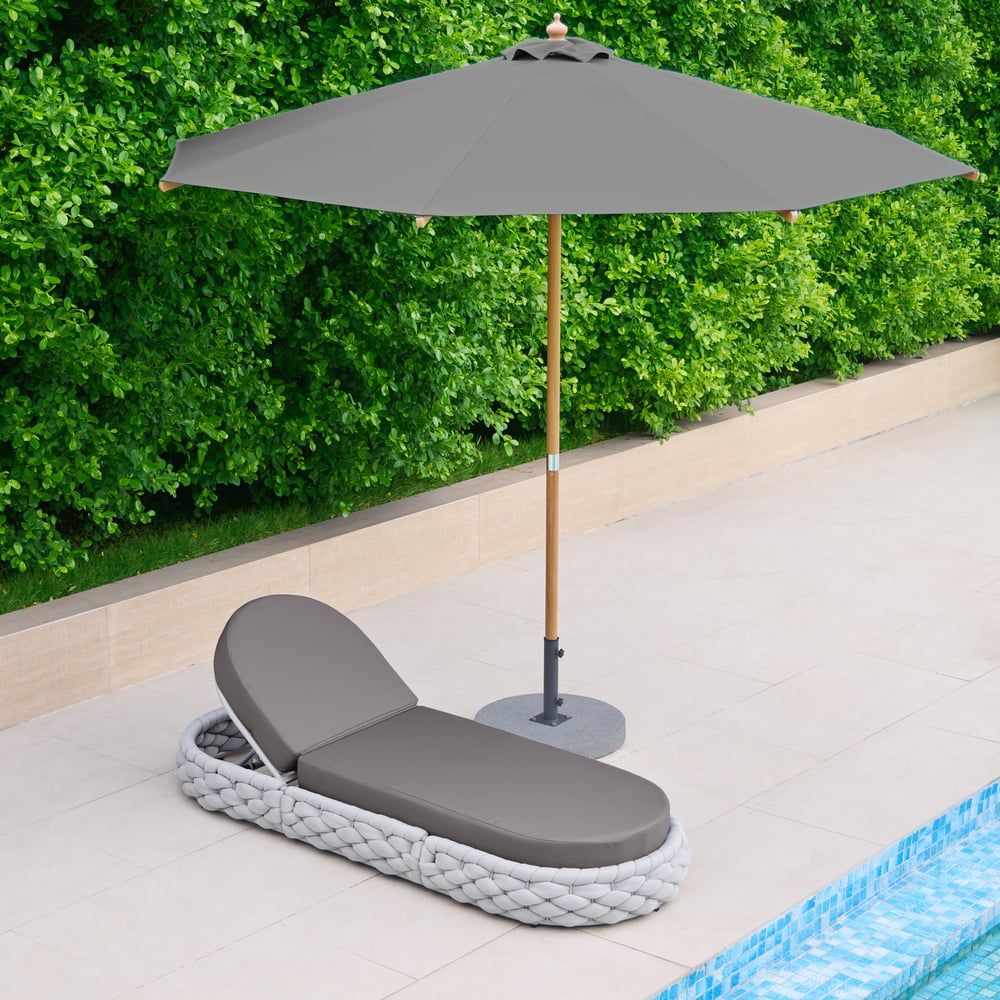 Poltrona regolabile in corda intrecciata grigia per uso esterno Immagine della finestra