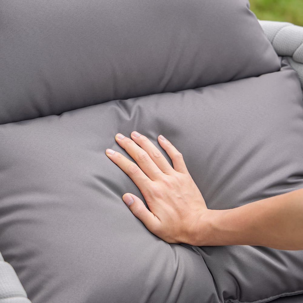 4-zits grijs geweven tuinmeubilair met draaistoelen Vensterafbeelding