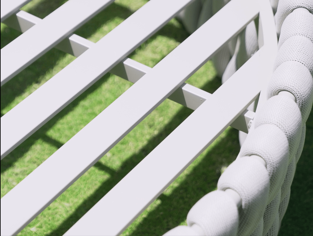 Weerbestendig grijs geweven tuinzoneiland met aluminium frame en zonnedak
