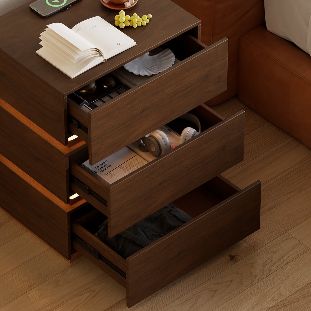 Table de chevet Lumio avec éclairage LED intelligent, 3 tiroirs et station de recharge - noyer image de fenêtre