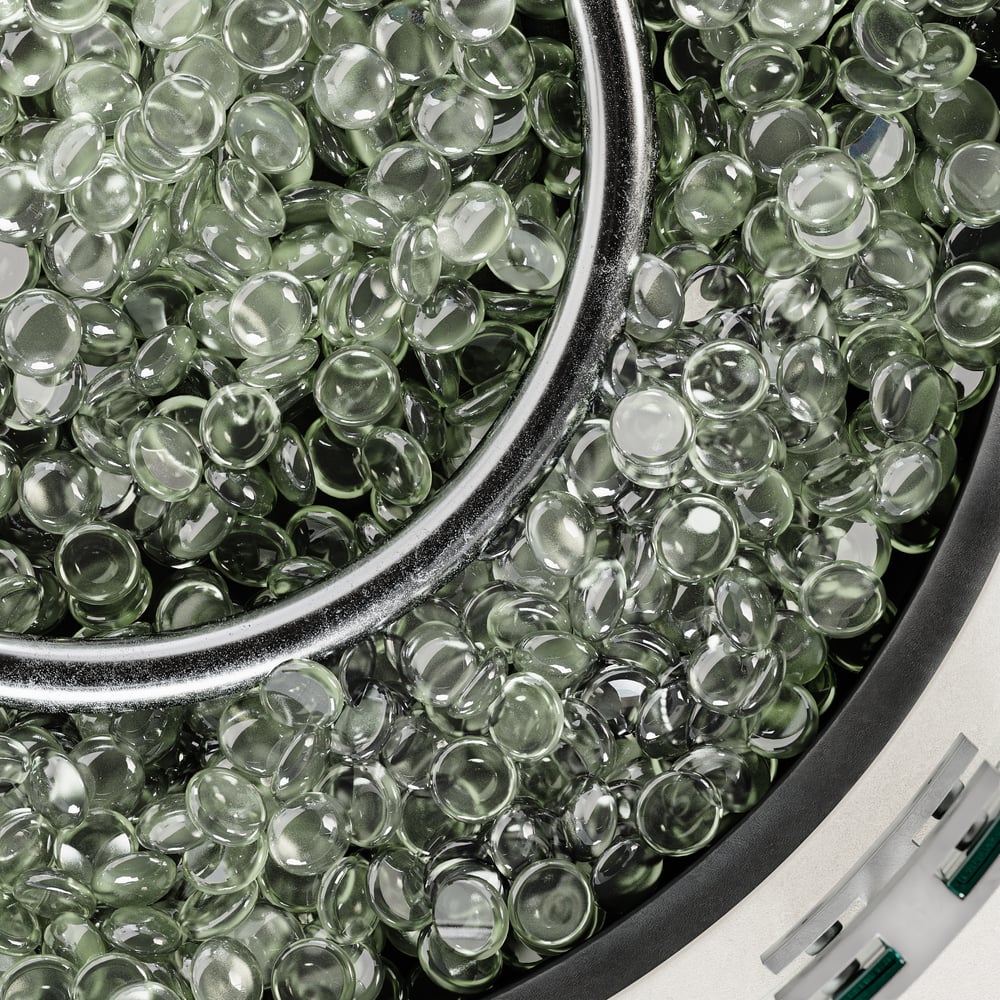 Szary palenisko wykonane z ognioodpornego betonu ze szkłem przedniej szyby obraz okna