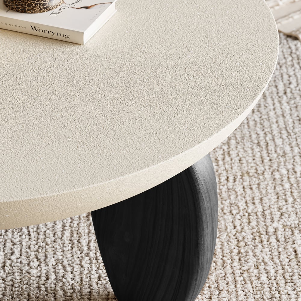 Curva ronde betonnen zwarte salontafel met houten poten Vensterafbeelding