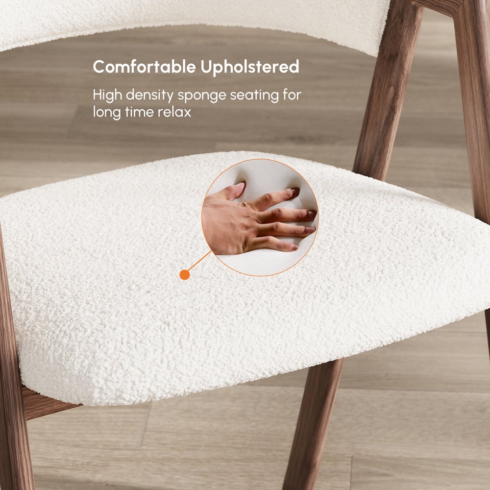 Sedia da pranzo imbottita bianca con schienale curvo, set di 2 Immagine della finestra