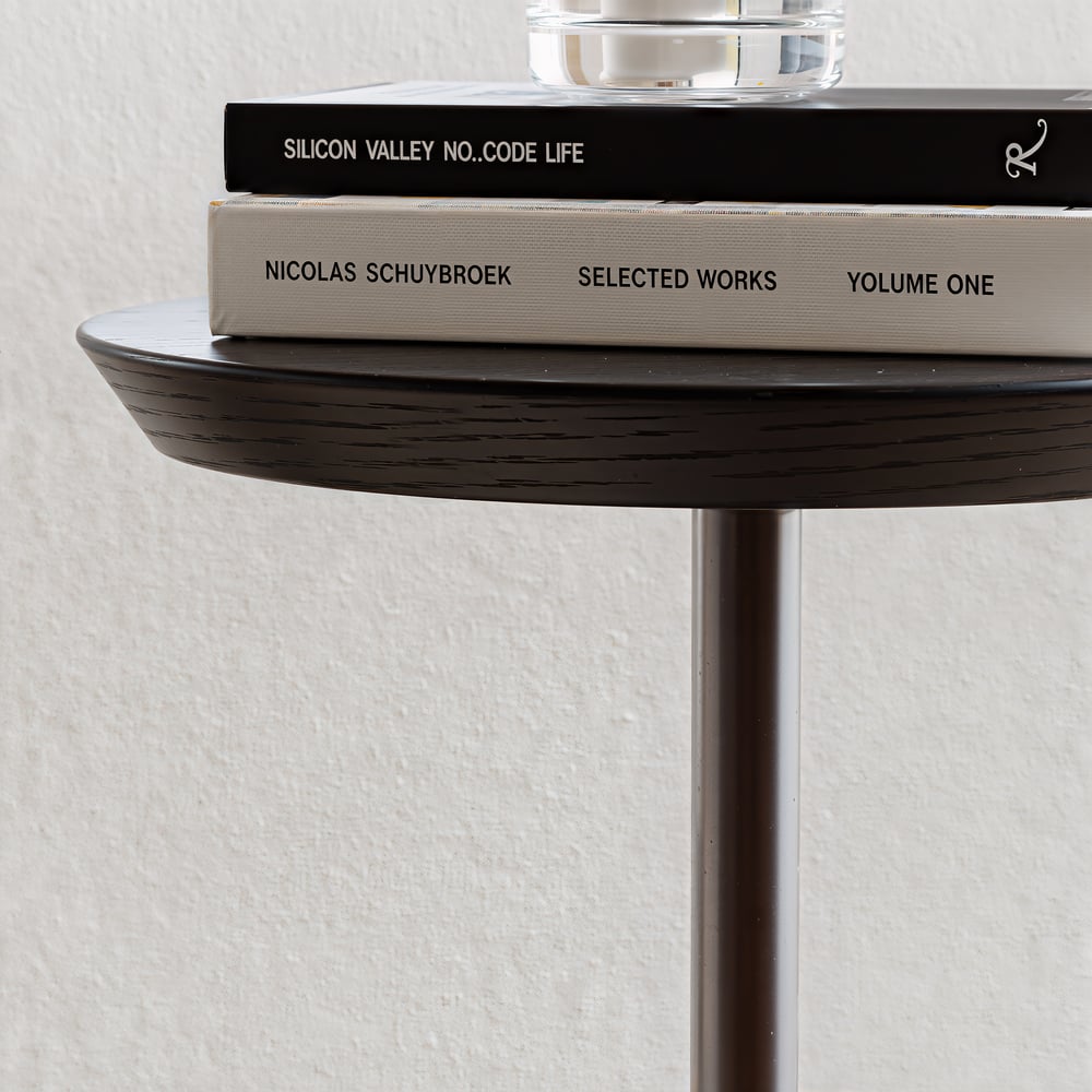 Tavolo per bevande Mid-Century rotondo nero da 230 mm Immagine della finestra