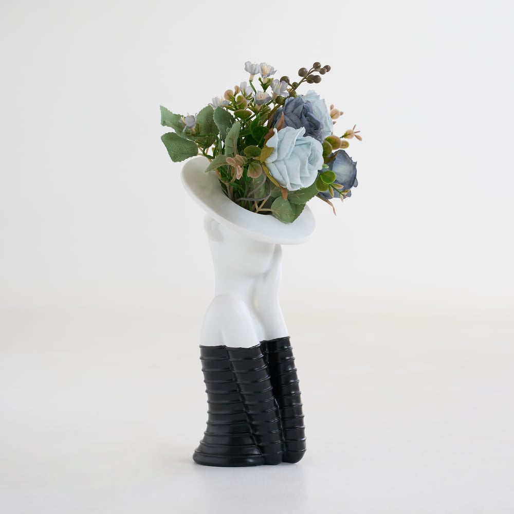 Sculptural Decorative Flower Arrangement, Resin Art Vase with 5-Head Artificial Roses window image