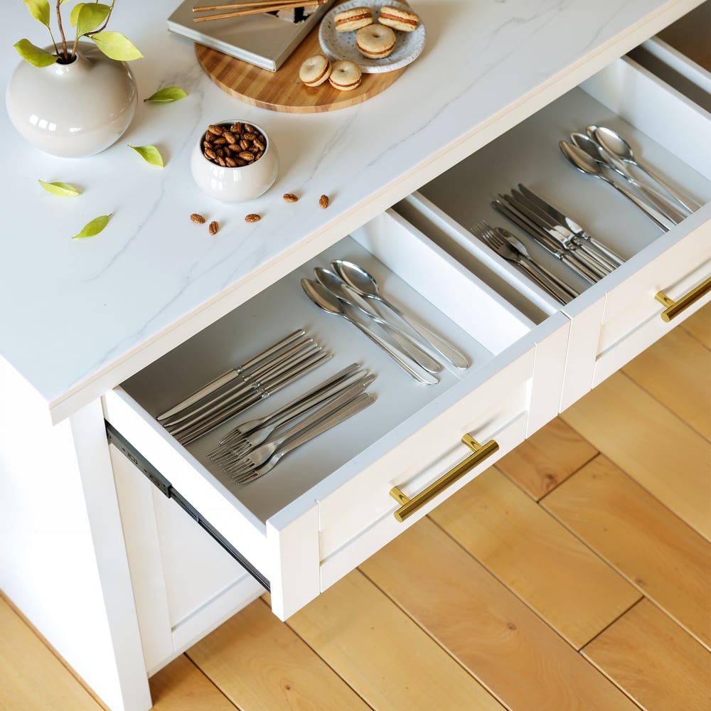 Îlots de cuisine de 1800 mm en pierre frittée blanche moderne avec armoire de rangement image de fenêtre