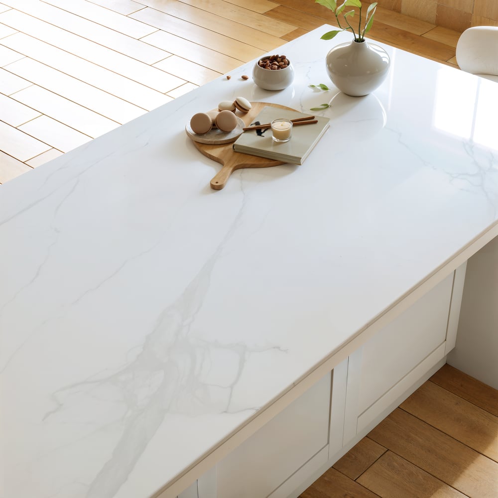 Îlots de cuisine de 1800 mm en pierre frittée blanche moderne avec armoire de rangement image de fenêtre