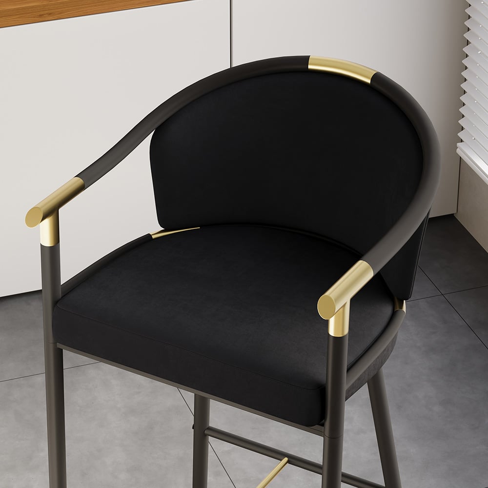 Bancos de Bar Modernos Série Cranis com Estofamento em Veludo Preto Imagem da janela