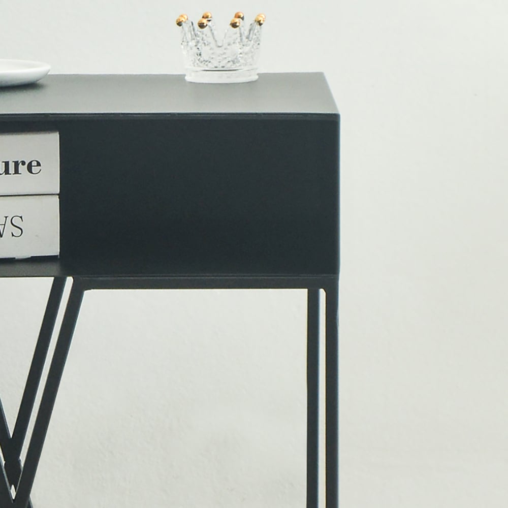 Zwarte bijzettafel met moderne metalen bijzettafel Vensterafbeelding