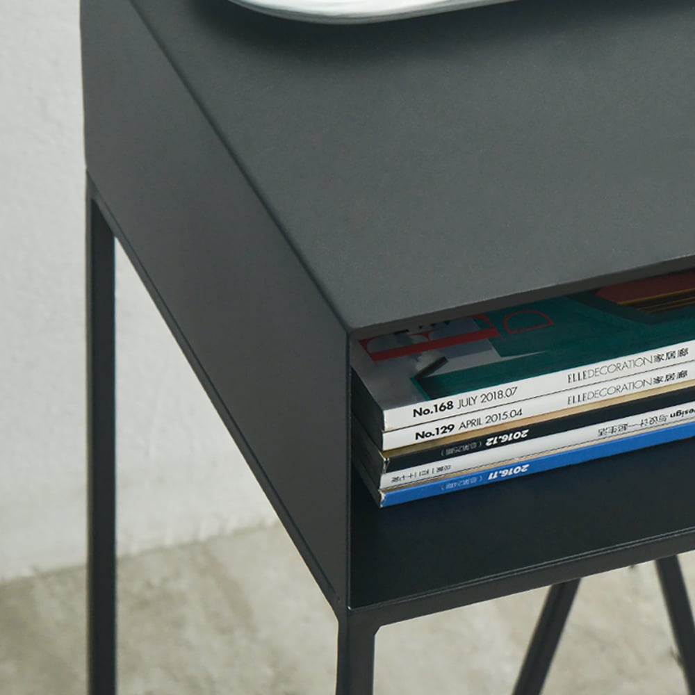 Zwarte bijzettafel met moderne metalen bijzettafel Vensterafbeelding