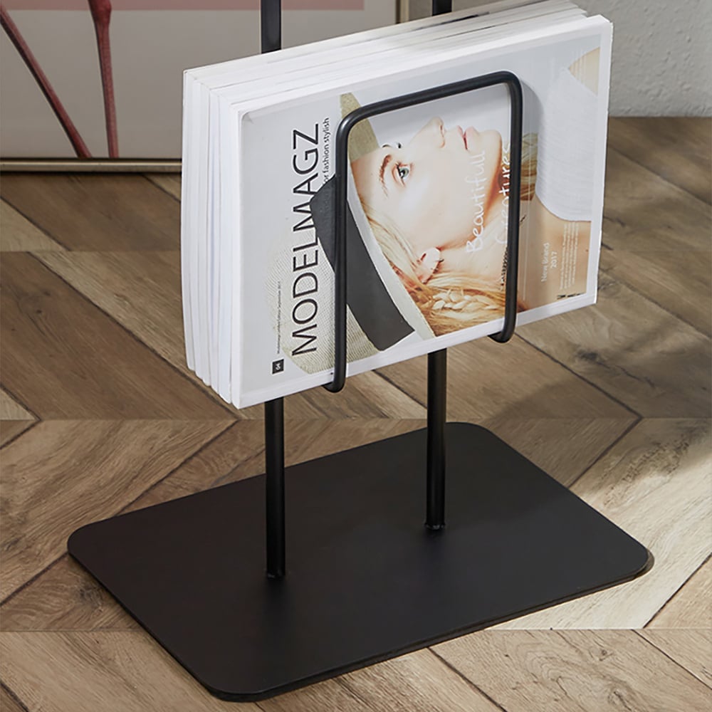 Petite table d'appoint avec plateau en bois et cadre en métal Table d'appoint en bois image de fenêtre