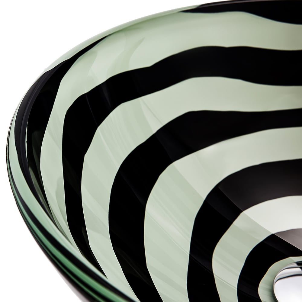 Lavabo de salle de bain en verre cristal de forme arrondie à rayures zébrées avec robinet image de fenêtre