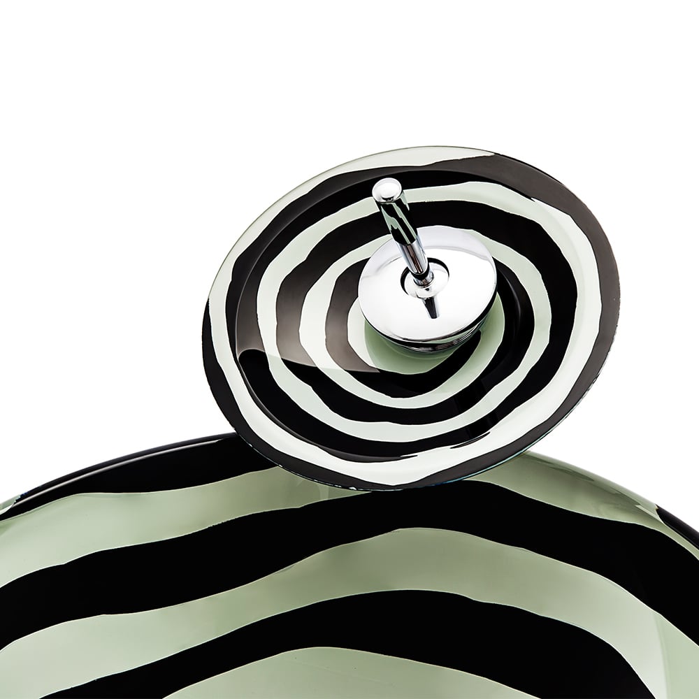 Lavabo de salle de bain en verre cristal de forme arrondie à rayures zébrées avec robinet image de fenêtre