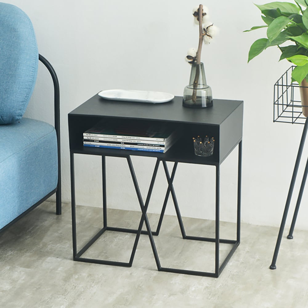 Zwarte bijzettafel met moderne metalen bijzettafel Vensterafbeelding