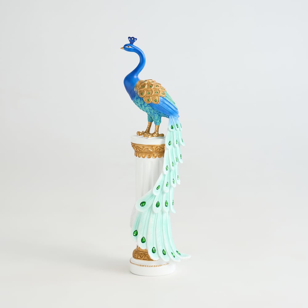 Estátua de Pavão de Resina de Luxo de 27" com Acentos de Cristal – Escultura Elegante para Decoração de Casa Imagem da janela