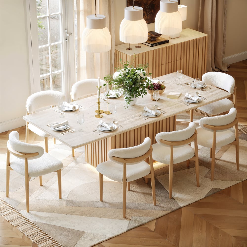 Table à manger rectangulaire Aura 214 cm en pierre frittée effet travertin, base cannelée, 8 places image de fenêtre