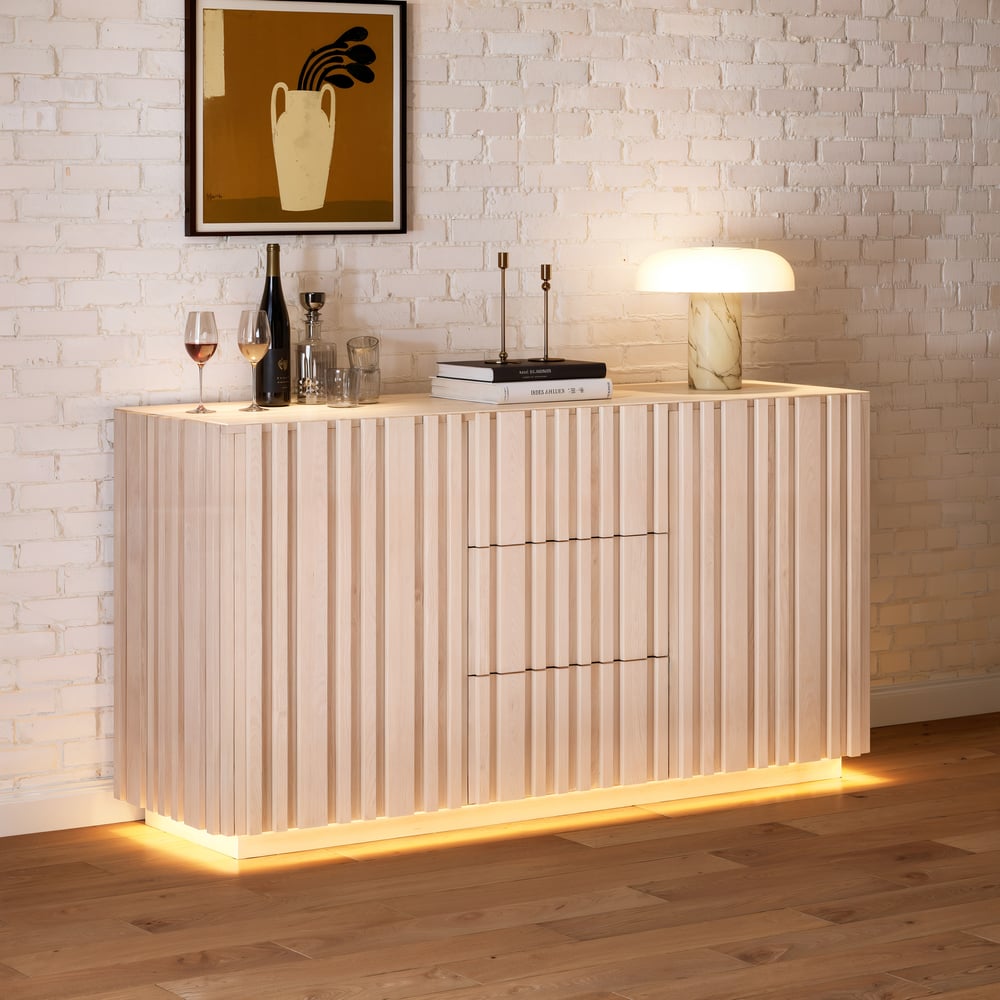 Buffet Aura 152,4 cm (60") avec plateau imitation travertin blanchi, panneaux à lattes en bois de frêne et éclairage image de fenêtre