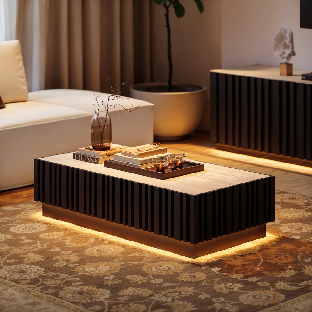 Table basse à lattes Aura 47" en bois de frêne avec plateau en pierre frittée image de fenêtre