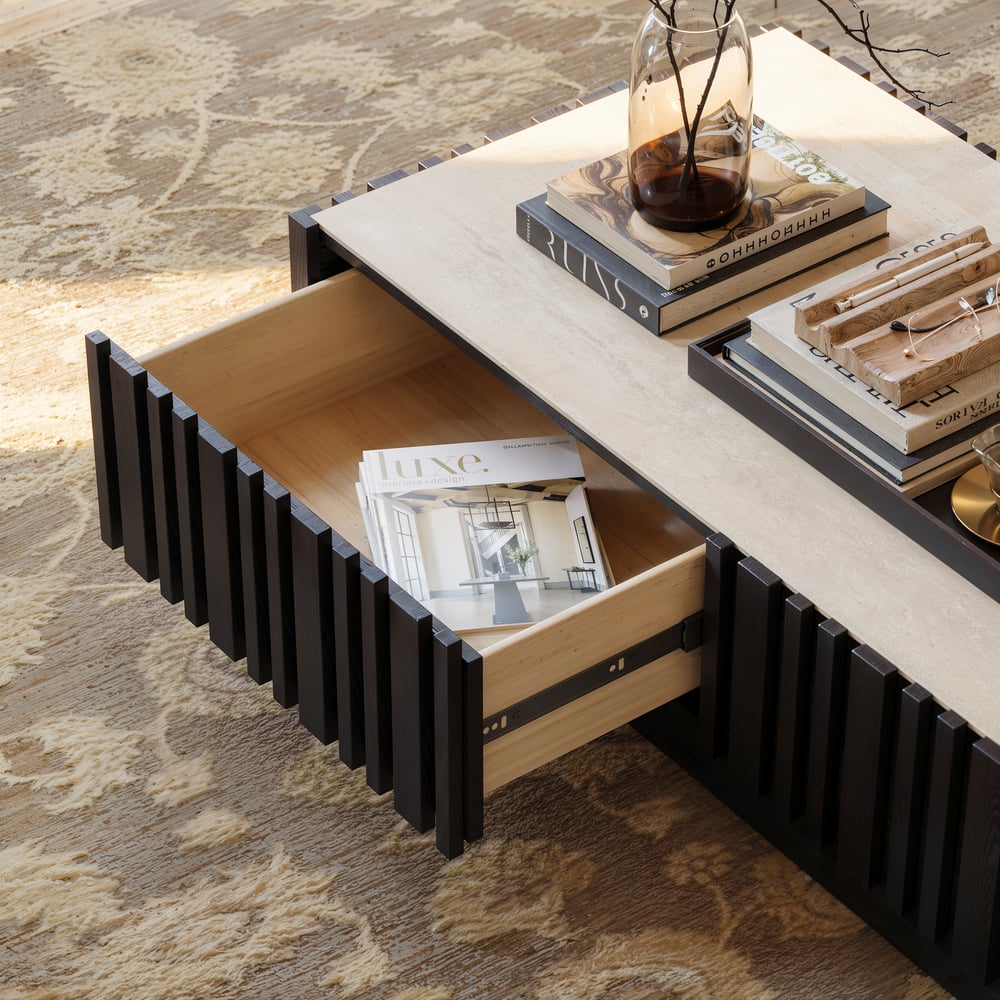 Table basse à lattes Aura 47" en bois de frêne avec plateau en pierre frittée image de fenêtre