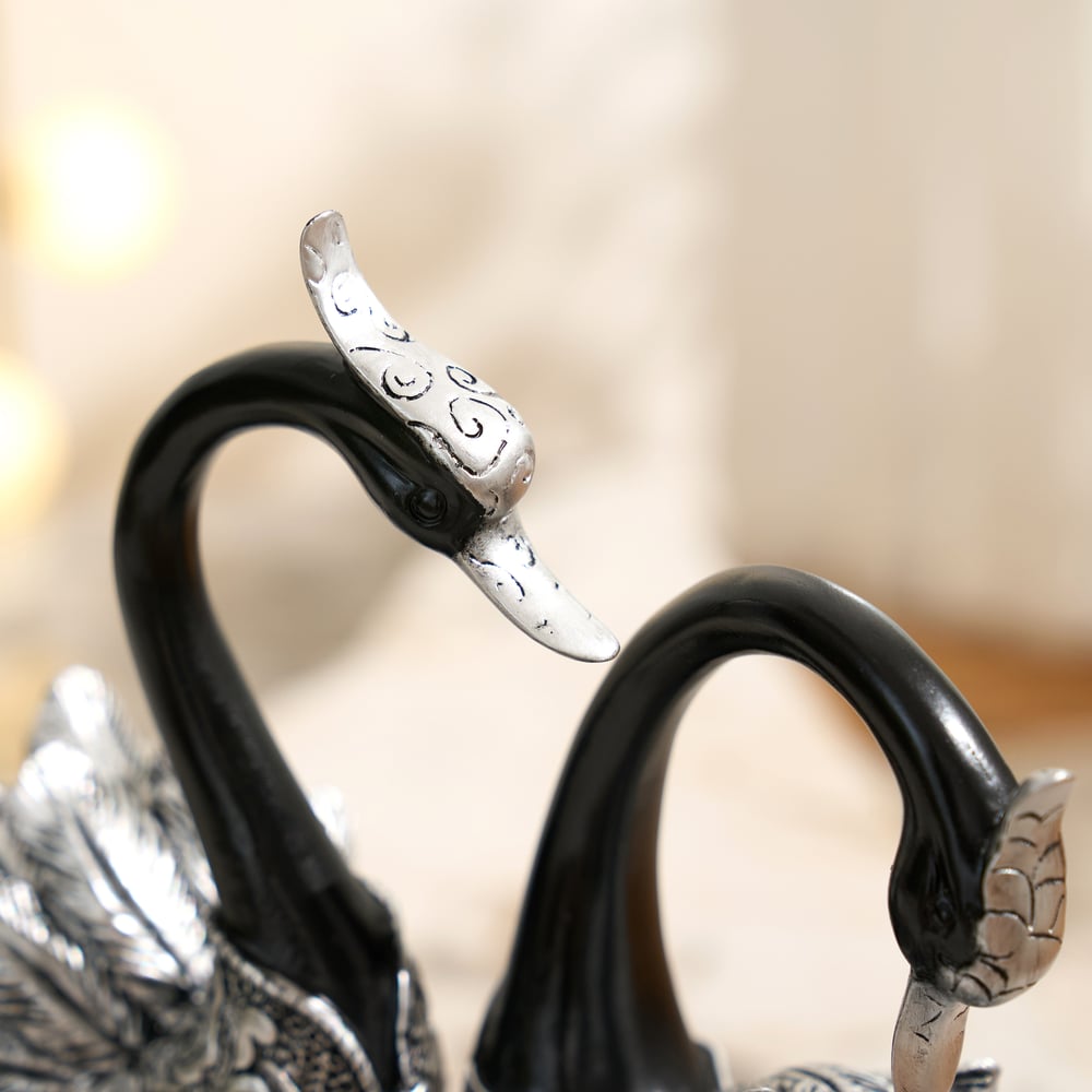 Sculpture de couple de cygnes en résine noir et argent pour décoration de table image de fenêtre