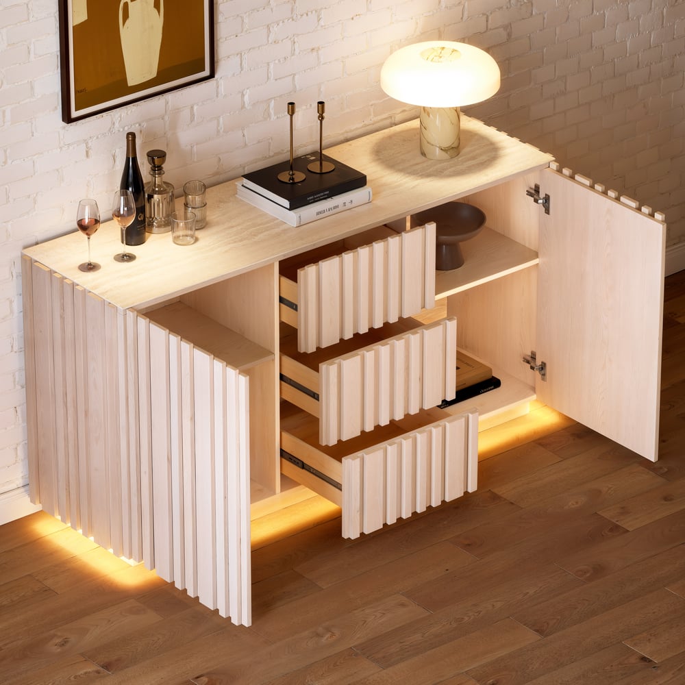 Buffet Aura 152,4 cm (60") avec plateau imitation travertin blanchi, panneaux à lattes en bois de frêne et éclairage image de fenêtre