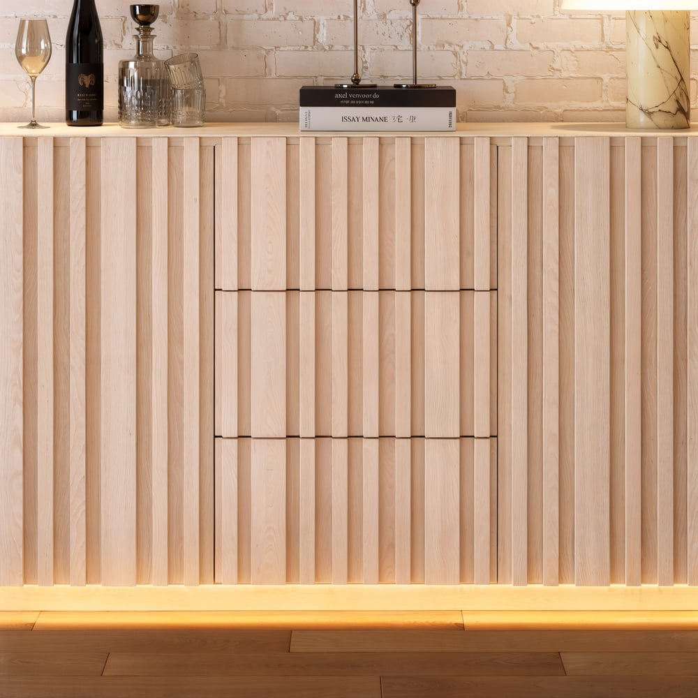 Buffet Aura 152,4 cm (60") avec plateau imitation travertin blanchi, panneaux à lattes en bois de frêne et éclairage image de fenêtre