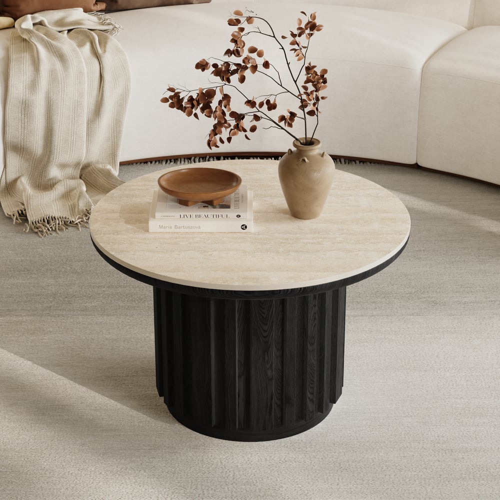 Table basse ronde à lattes en bois de frêne Aura avec plateau en pierre frittée image de fenêtre