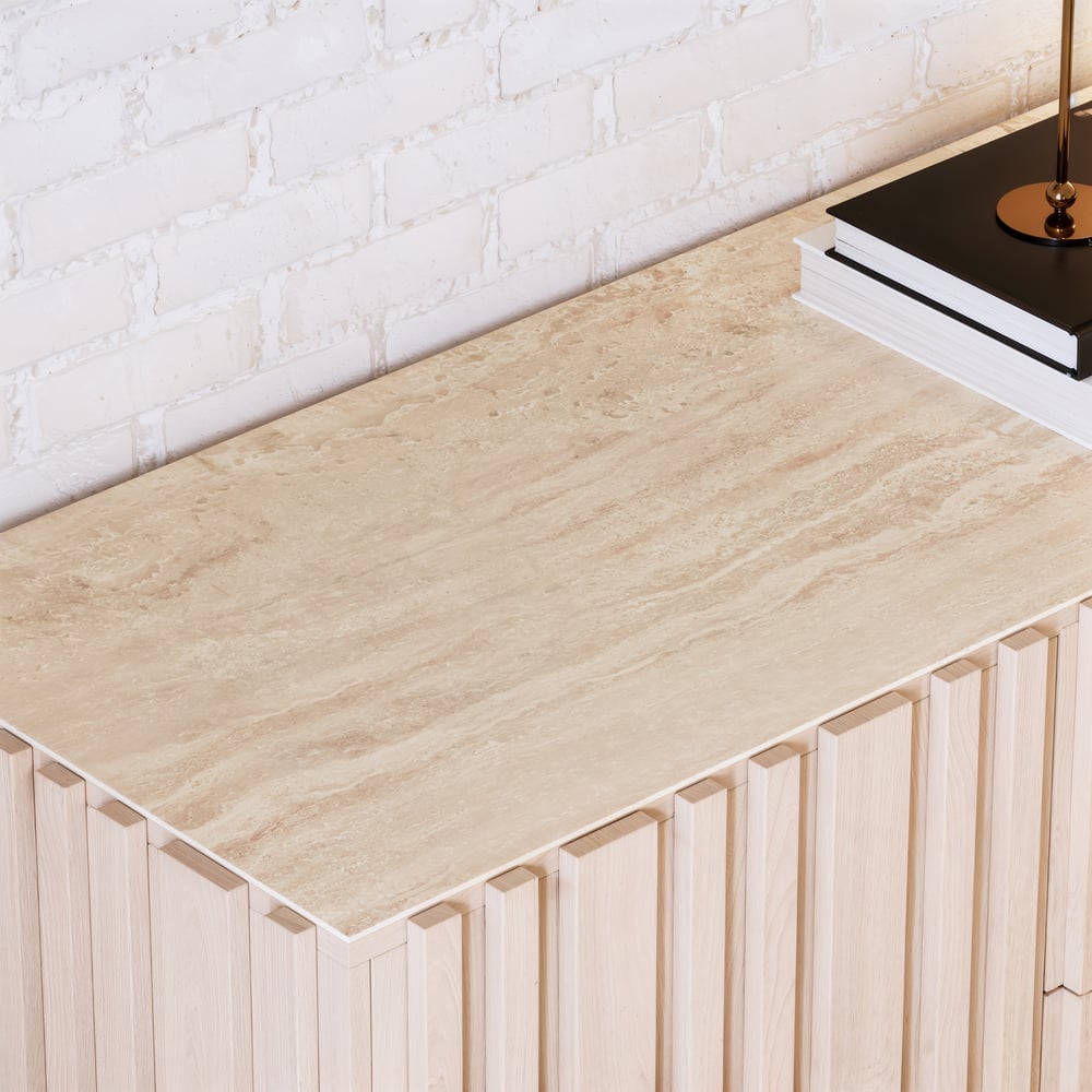 Buffet Aura 152,4 cm (60") avec plateau imitation travertin blanchi, panneaux à lattes en bois de frêne et éclairage image de fenêtre