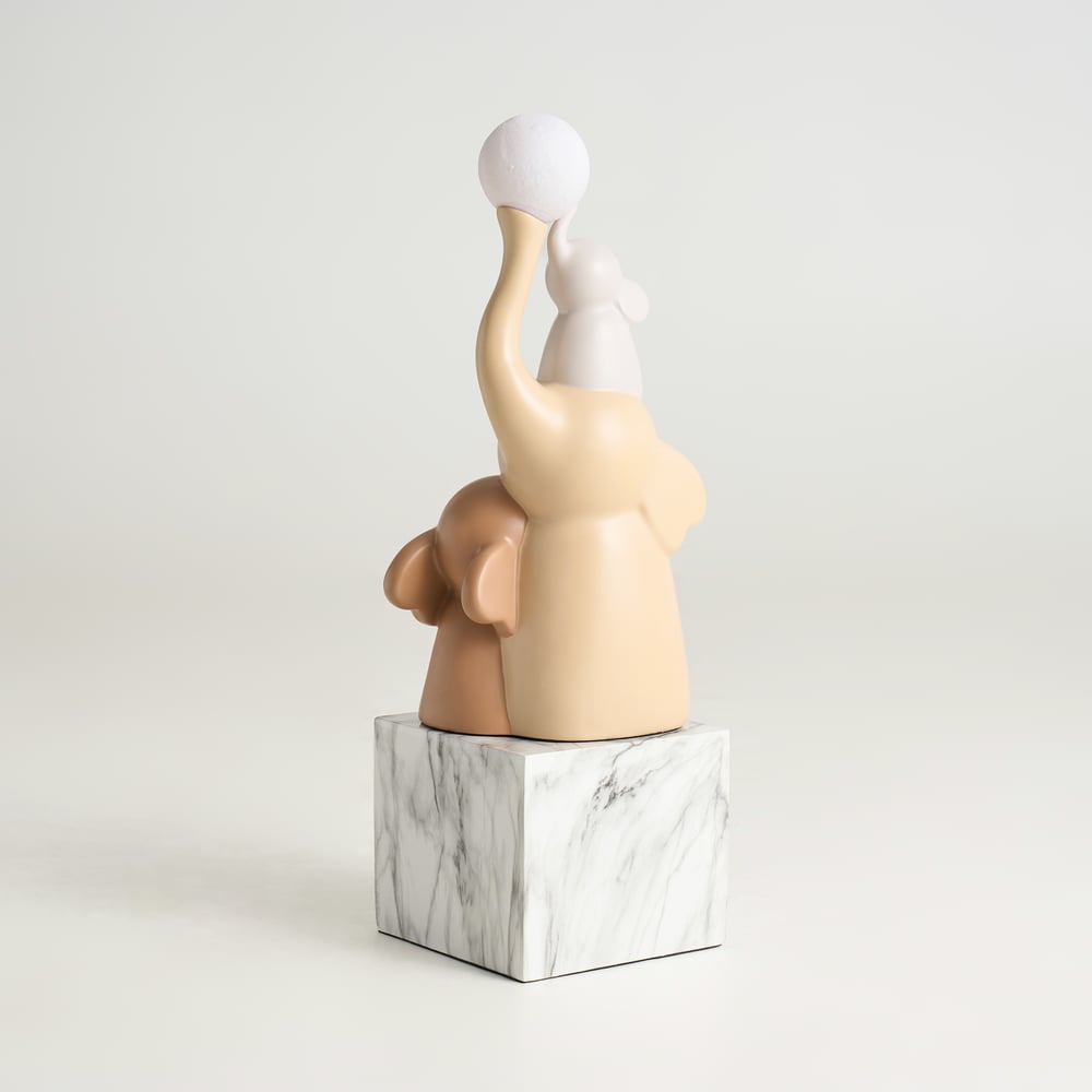 76 cm Hars Olifant Sculptuur met Oplaadbare LED Bal met Afstandsbediening Vensterafbeelding