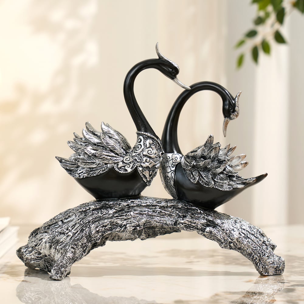 Zwaan Paar Hars Sculptuur in Zwart & Zilver voor Tafeldecoratie in Huis Vensterafbeelding