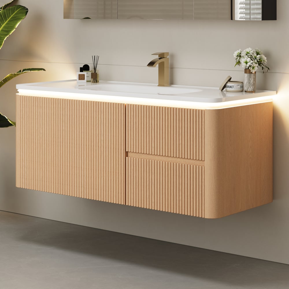 Moderní 119 cm plovoucí rýhovaná koupelnová skříňka s umyvadlem, měkkým LED osvětlením a dostatkem úložného prostoru obrázek okna