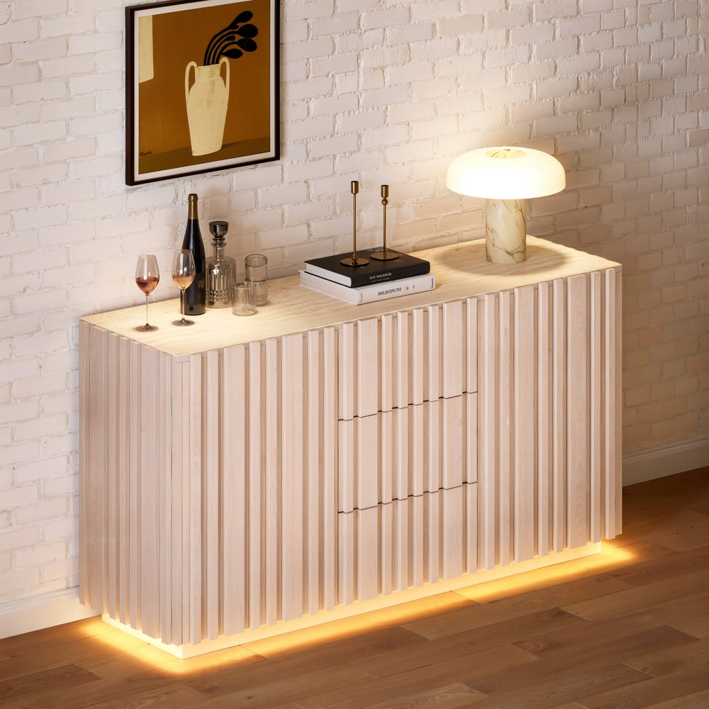 Buffet Aura 152,4 cm (60") avec plateau imitation travertin blanchi, panneaux à lattes en bois de frêne et éclairage image de fenêtre