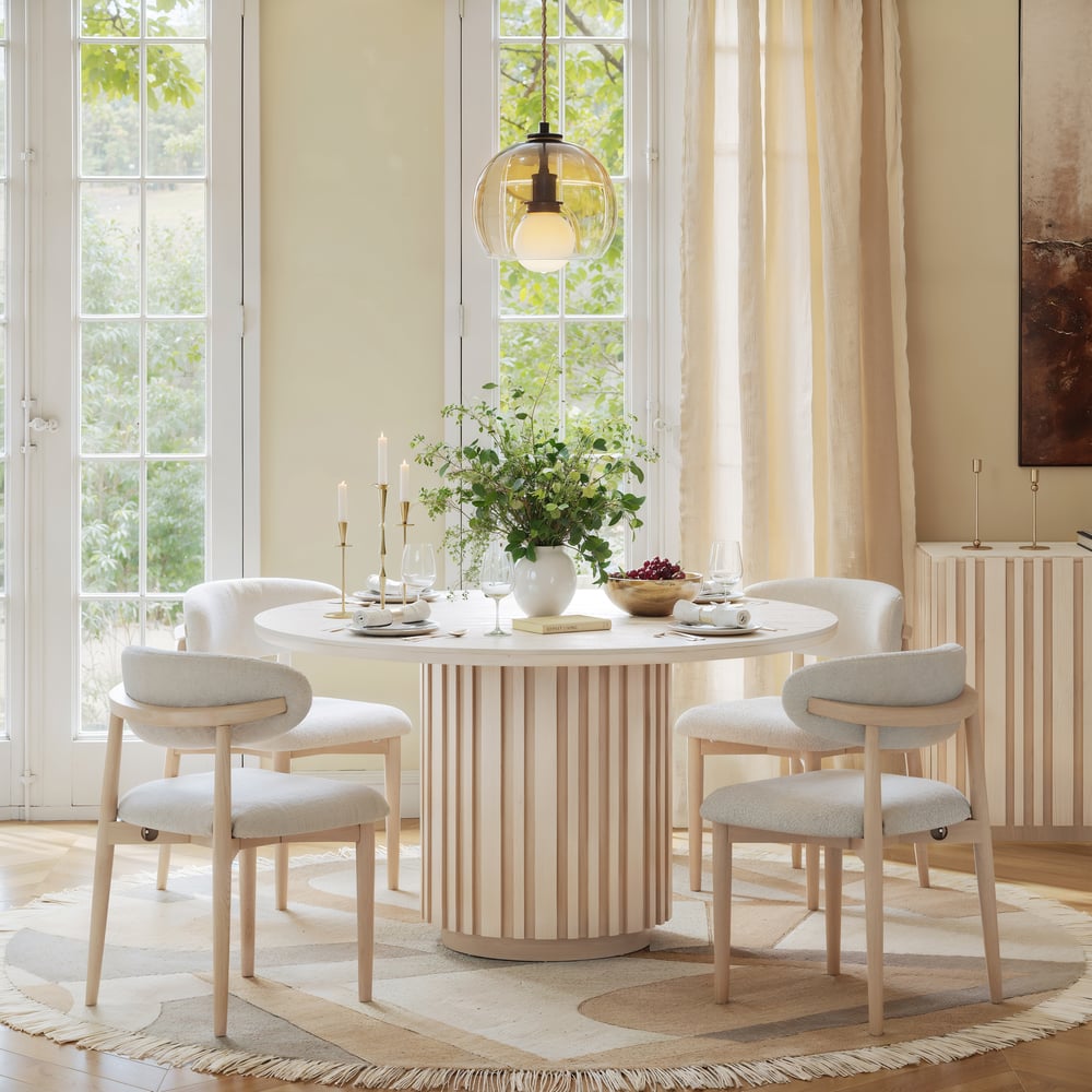 Table à manger ronde Aura de 119 cm en pierre frittée imitation travertin blanchie, base cannelée, 4 places image de fenêtre