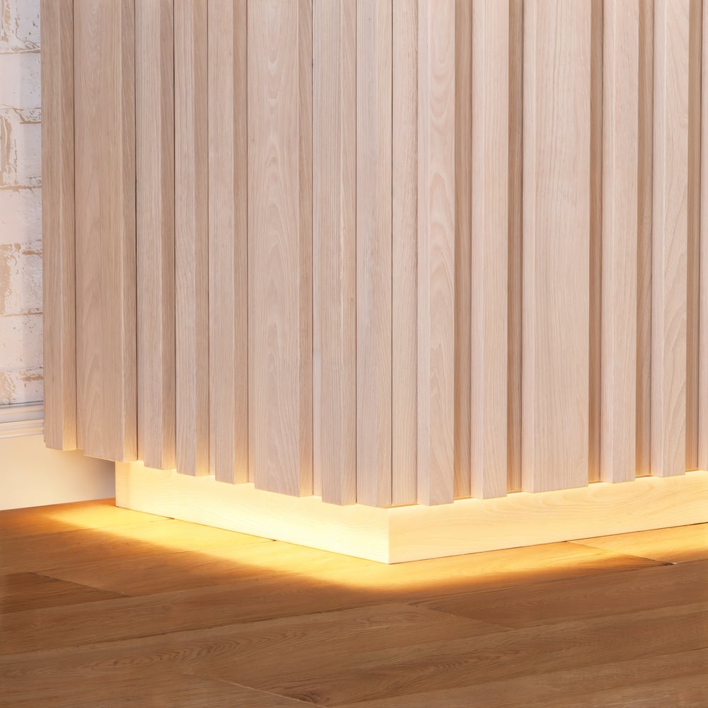 Buffet Aura 152,4 cm (60") avec plateau imitation travertin blanchi, panneaux à lattes en bois de frêne et éclairage image de fenêtre