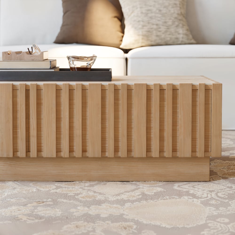 Table basse à lattes Aura 47" en bois de frêne avec plateau en pierre frittée image de fenêtre