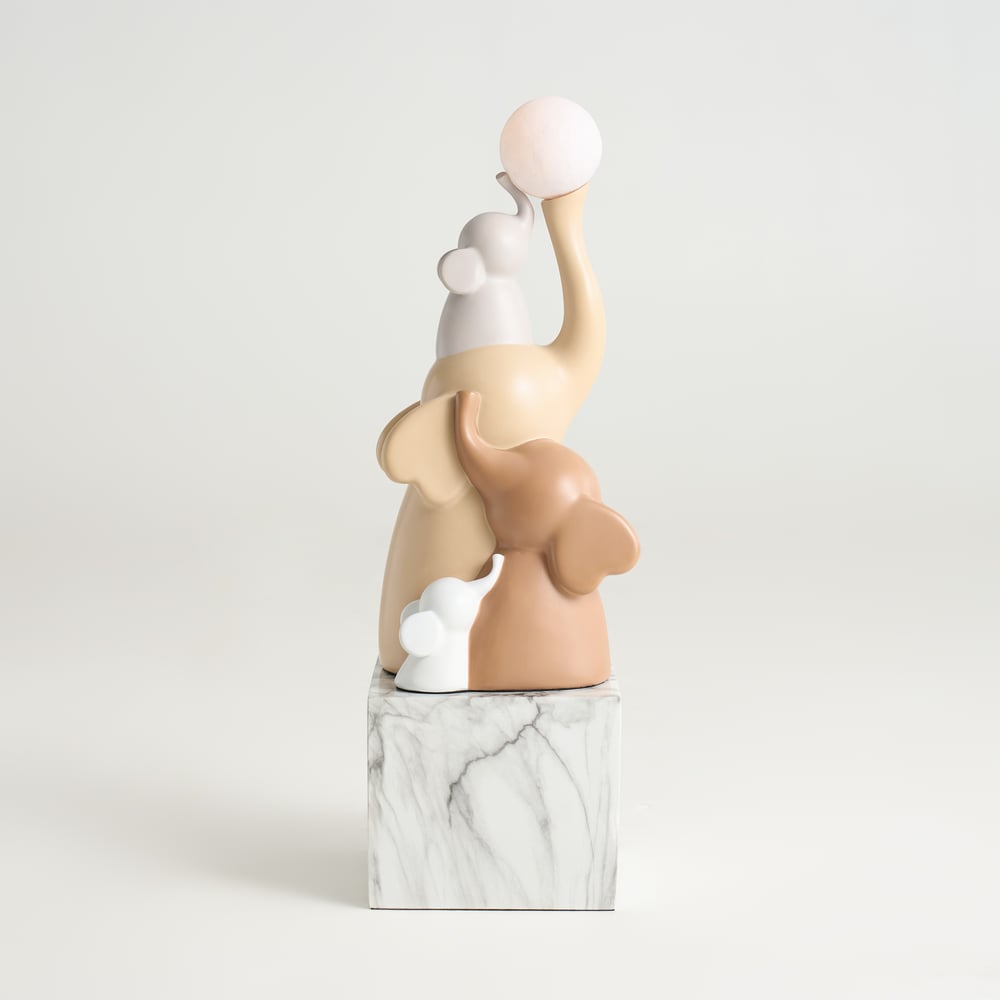 76 cm Hars Olifant Sculptuur met Oplaadbare LED Bal met Afstandsbediening Vensterafbeelding