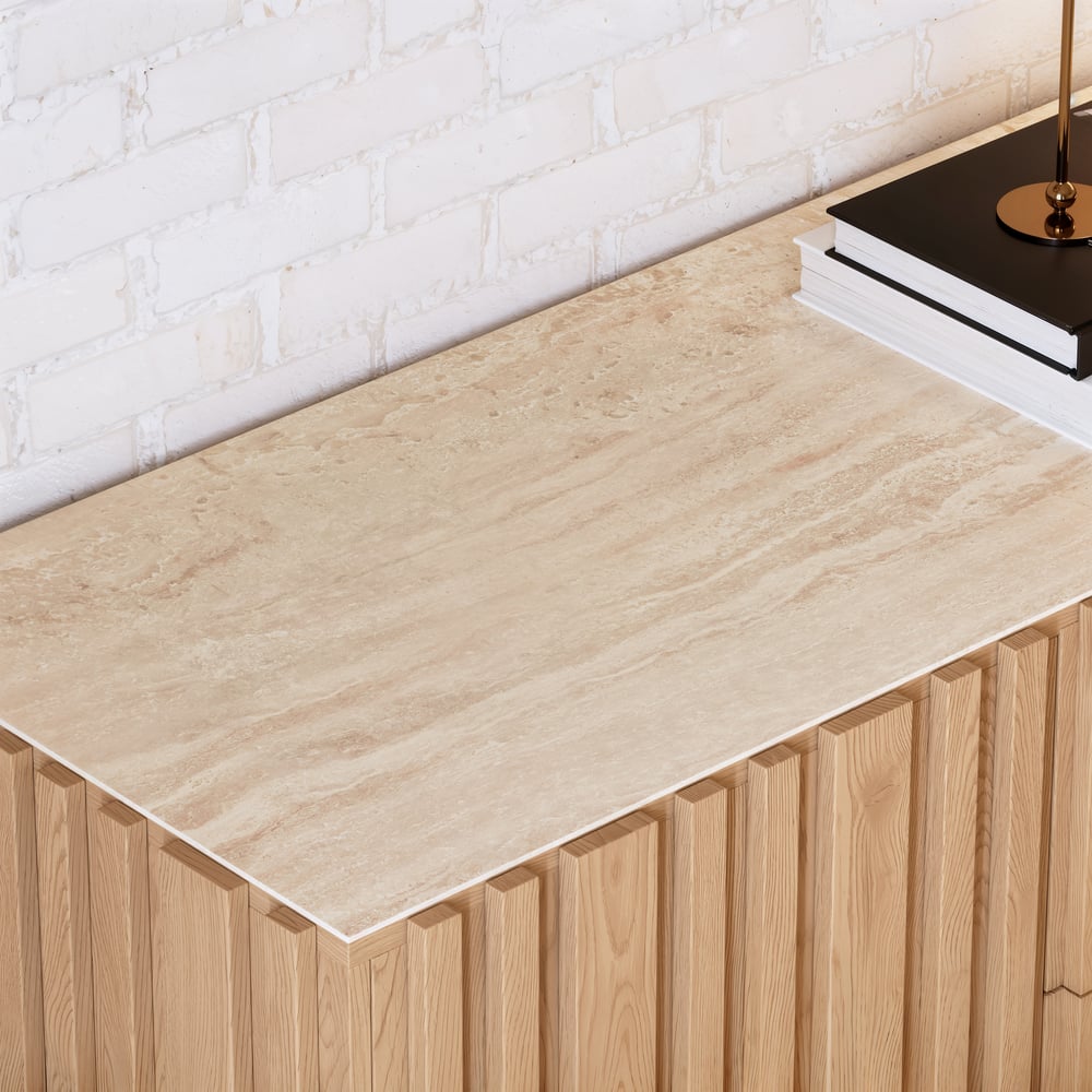 Buffet Aura 60" en Faux Travertin Naturel avec Portes à Lattes en Bois de Frêne et Lumière LED image de fenêtre