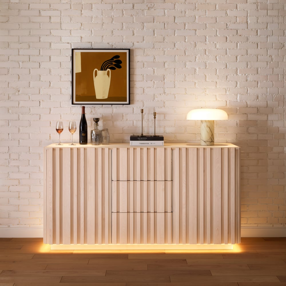 Buffet Aura 152,4 cm (60") avec plateau imitation travertin blanchi, panneaux à lattes en bois de frêne et éclairage image de fenêtre