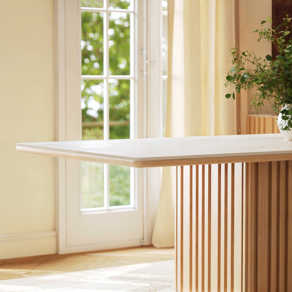 Table à manger rectangulaire Aura 214 cm en pierre frittée effet travertin, base cannelée, 8 places image de fenêtre