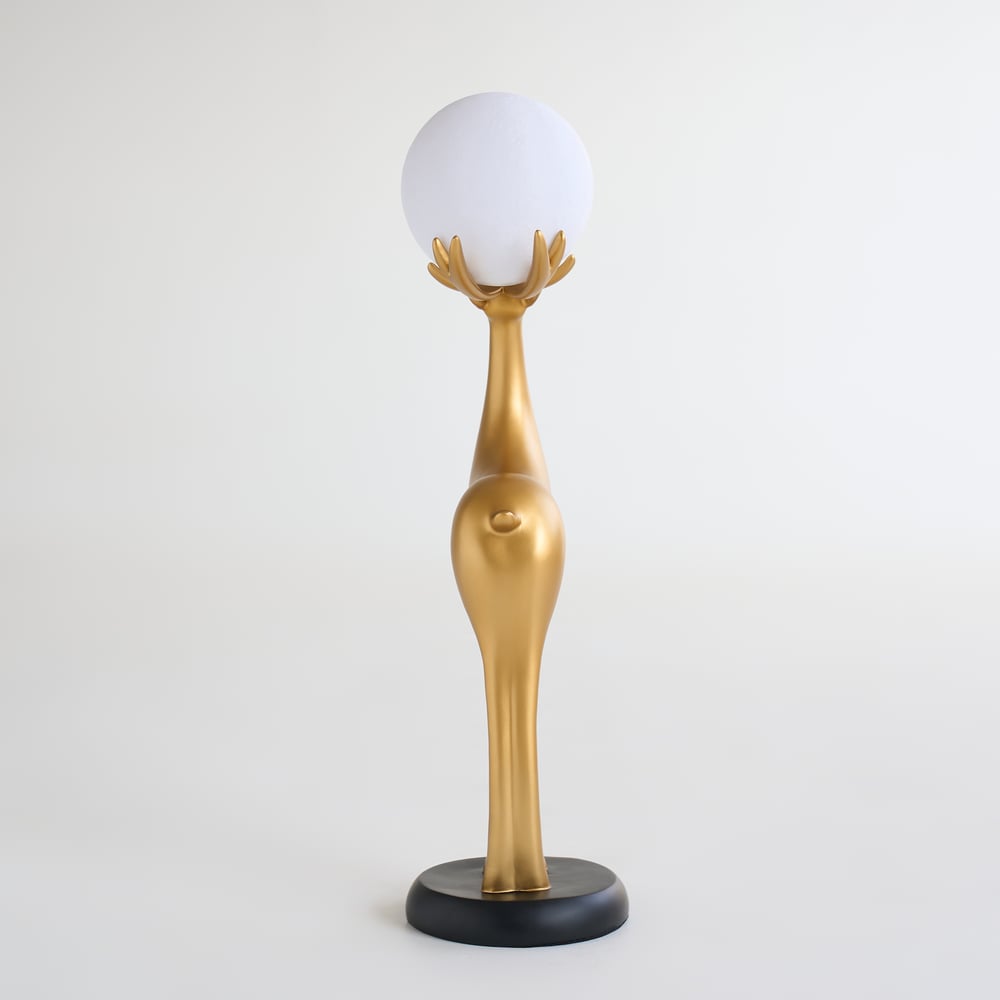 Lampadaire moderne en résine en forme de cerf avec télécommande – 76 cm de hauteur avec boule lumineuse image de fenêtre