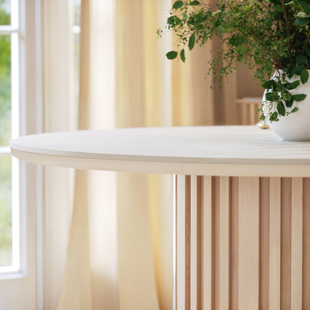 Table à manger ronde Aura de 119 cm en pierre frittée imitation travertin blanchie, base cannelée, 4 places image de fenêtre