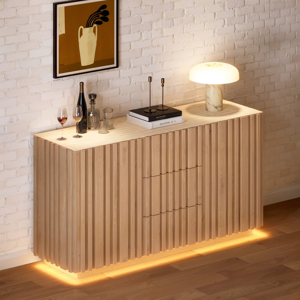 Buffet Aura 60" en Faux Travertin Naturel avec Portes à Lattes en Bois de Frêne et Lumière LED image de fenêtre