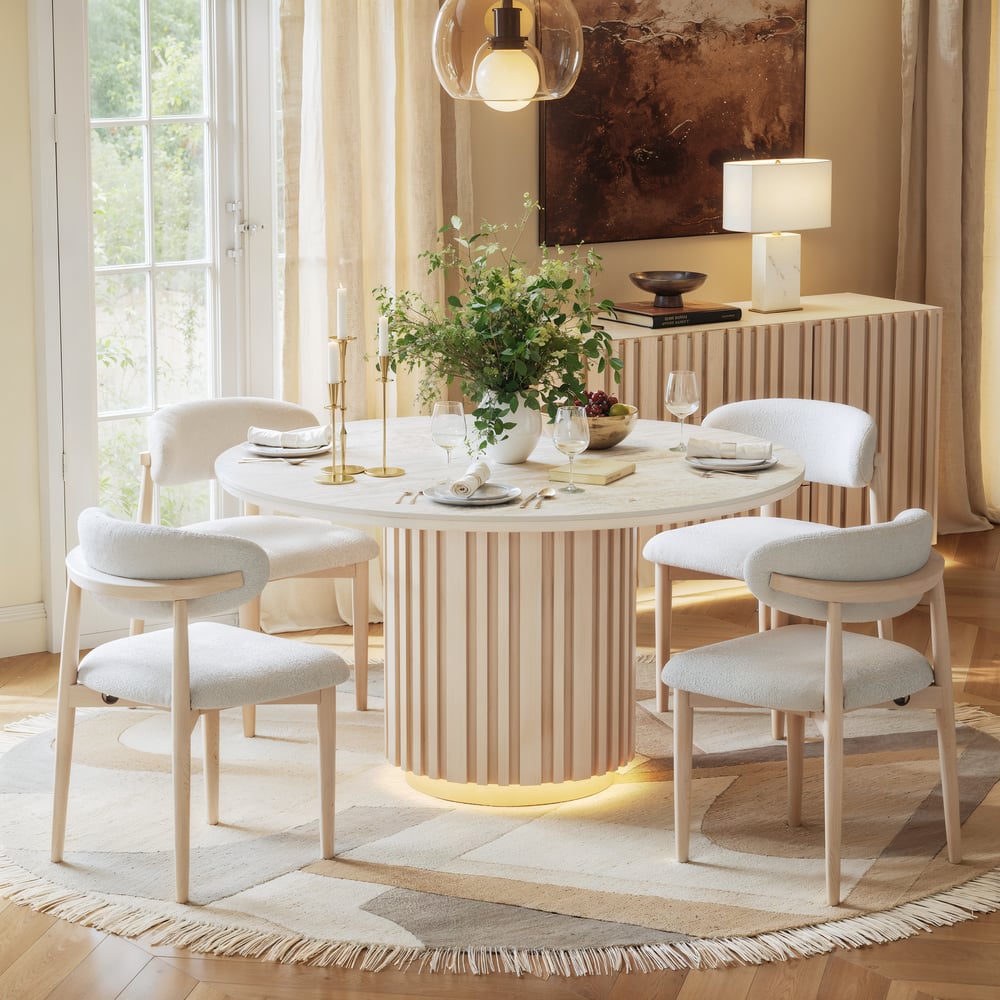 Table à manger ronde Aura de 119 cm en pierre frittée imitation travertin blanchie, base cannelée, 4 places image de fenêtre