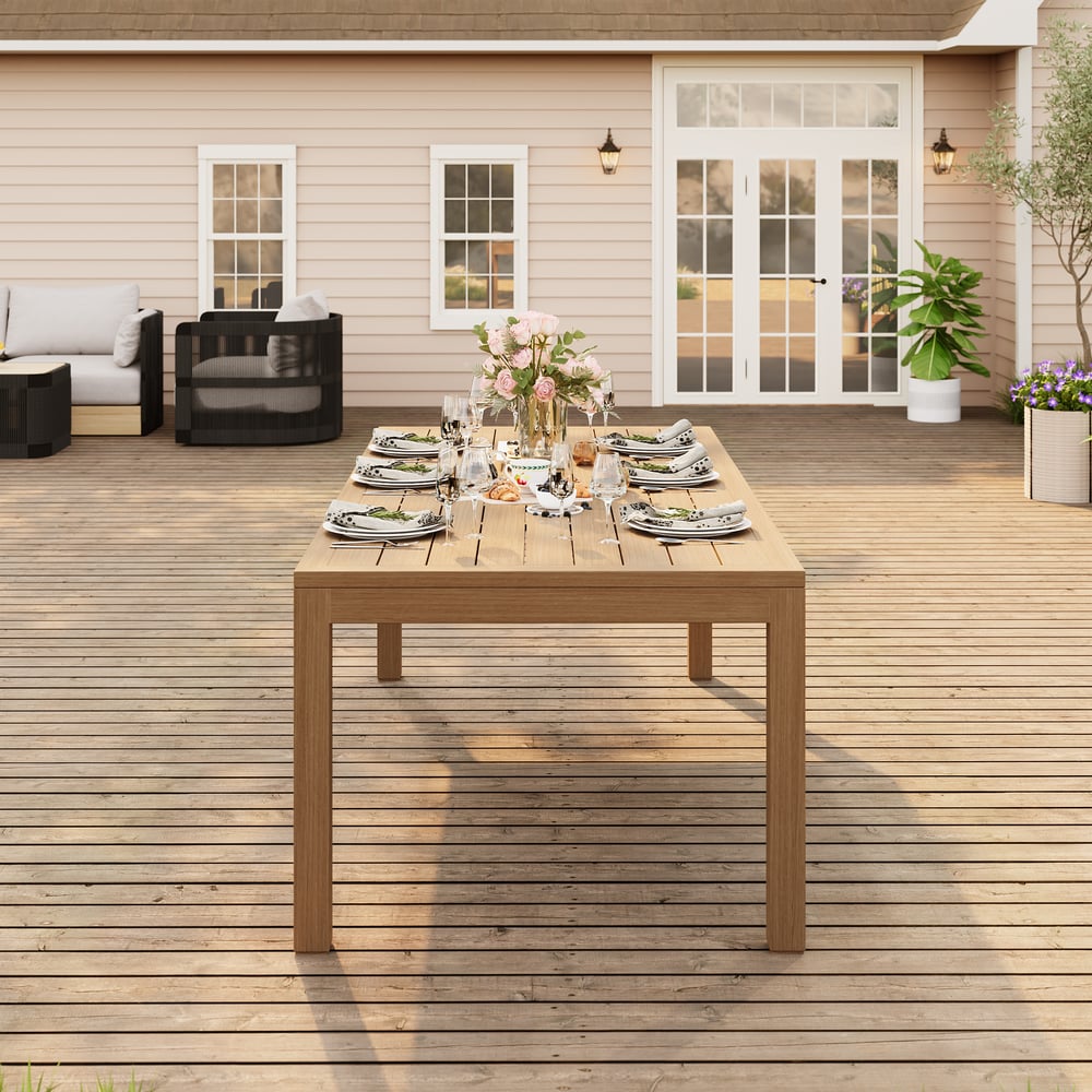 Table à manger d'extérieur à lattes en aluminium finition noyer Wevara 86.6" image de fenêtre