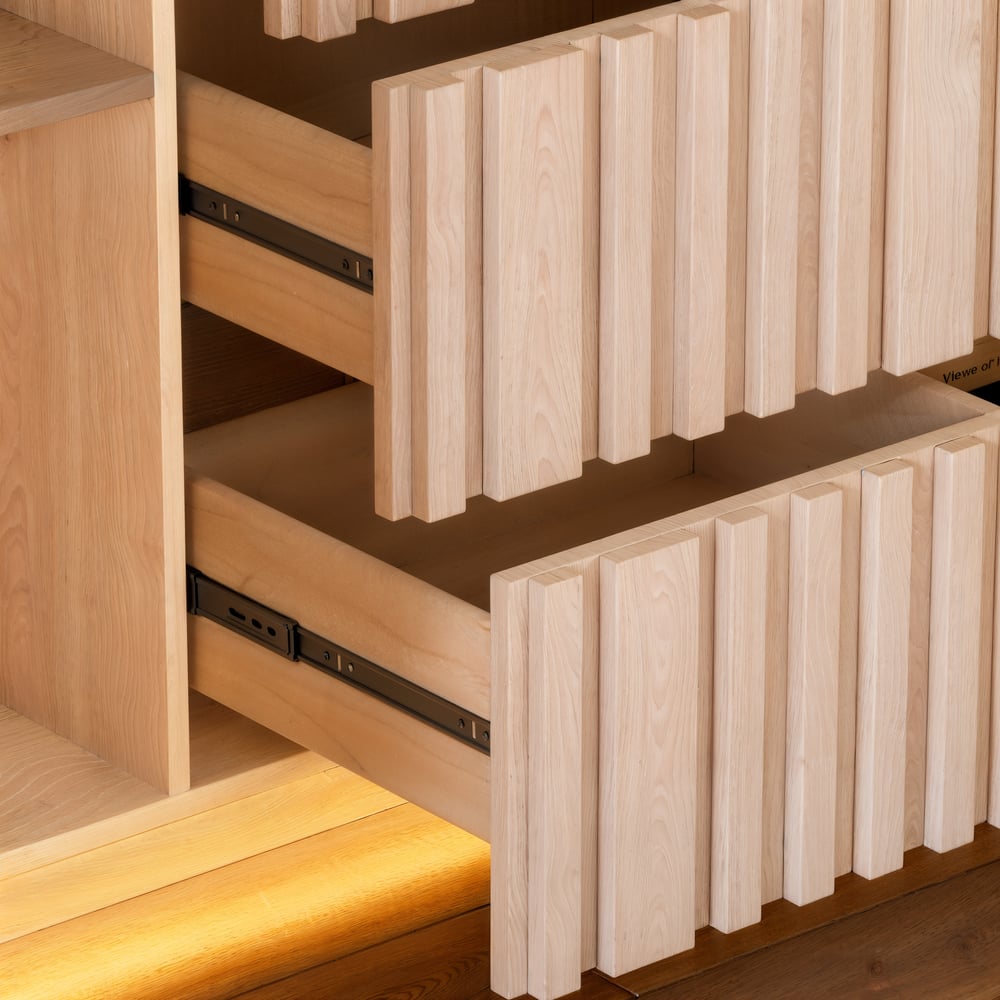 Buffet Aura 152,4 cm (60") avec plateau imitation travertin blanchi, panneaux à lattes en bois de frêne et éclairage image de fenêtre