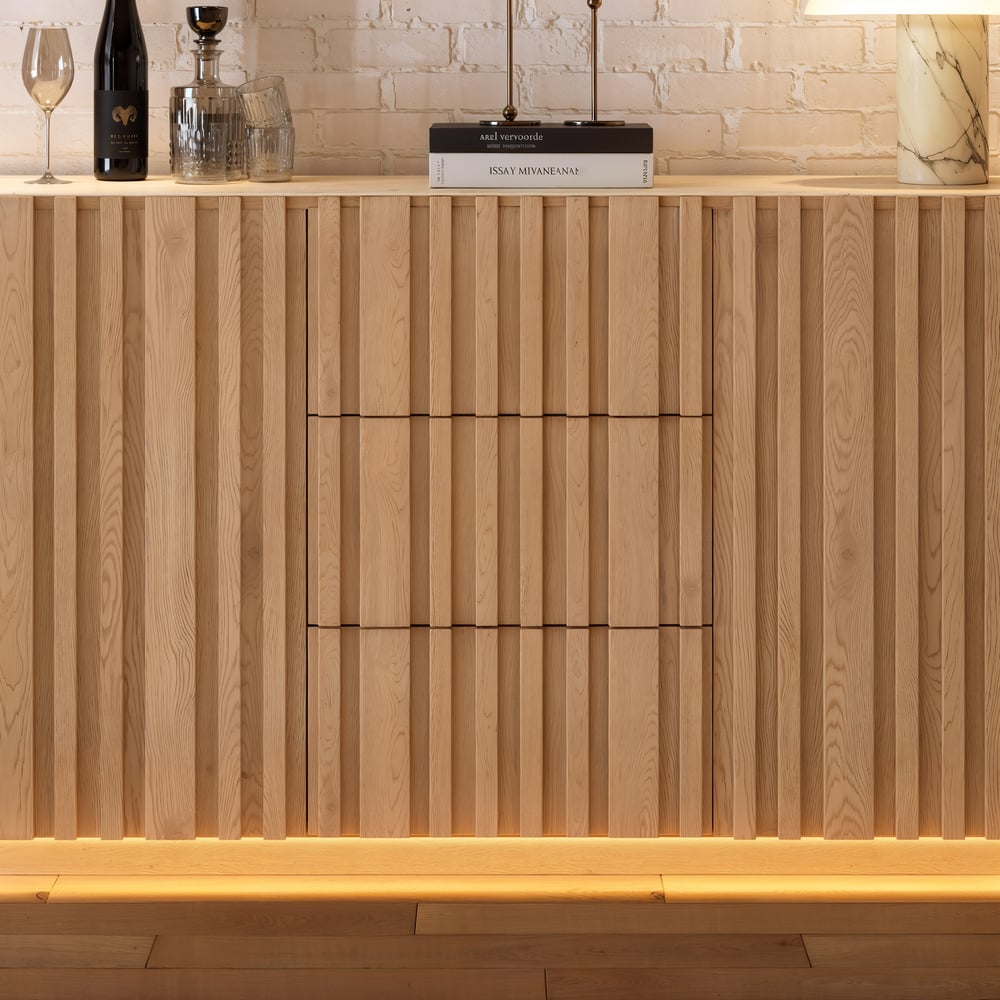 Buffet Aura 60" en Faux Travertin Naturel avec Portes à Lattes en Bois de Frêne et Lumière LED image de fenêtre