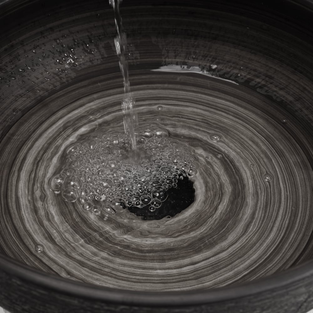 Vasque de salle de bain ronde en céramique grise de 40cm – évier à poser avec glaçure mate image de fenêtre